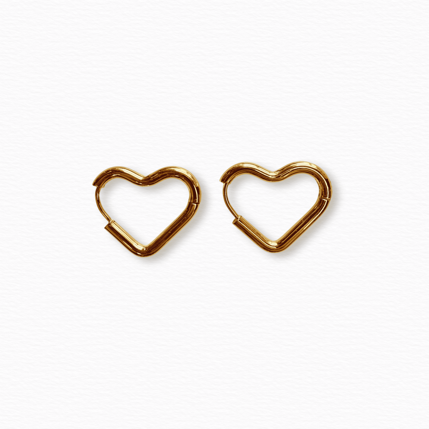 Arete corazón dorado