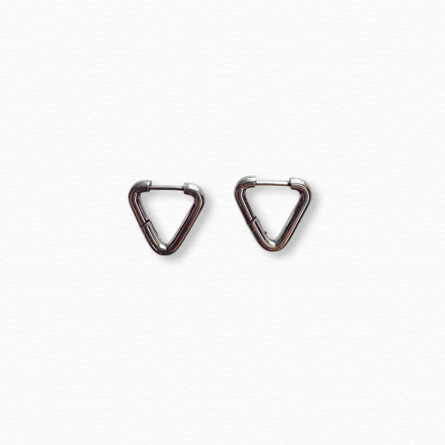 Arete triangular plateado